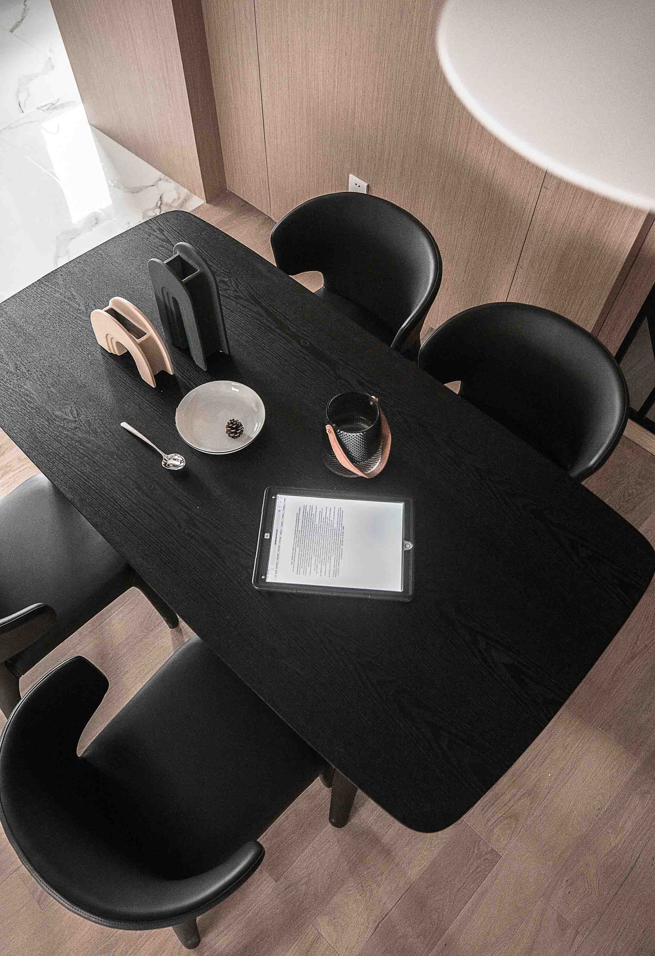 现代简约风格室内家装案例效果图-餐厅餐桌